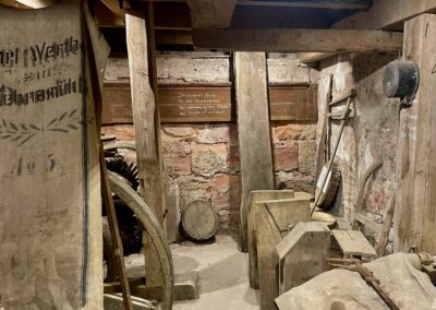 Als Baumaterialen der Mühle wurde der vorhandene Sandstein und Fachwerk genutzt.