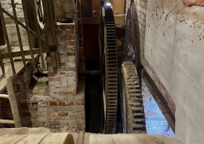 Die Übertragung vom Mühlrad geschah über große Kammräder aus Eisen.