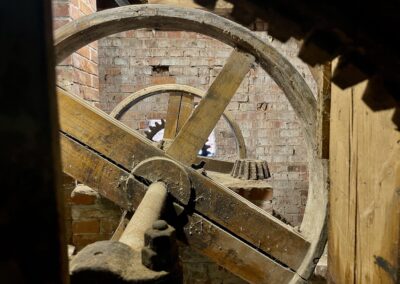 Die Sägemühle wurde mit Riemen betrieben.