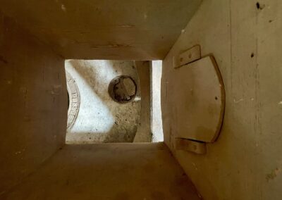 Blick in den Mahlstand auf den Mühlstein.