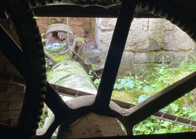 Die historische Welle für das Mühlrad ist durch das Betriebsende in den 1950er Jahren leider ebenso wie das Mühlrad in sich zusammen gefallen.